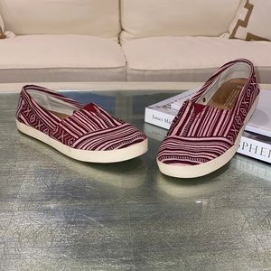 TOMS classic slip on. Pink and burgundy print. Canvas upper. EUC. SIZE 9.5